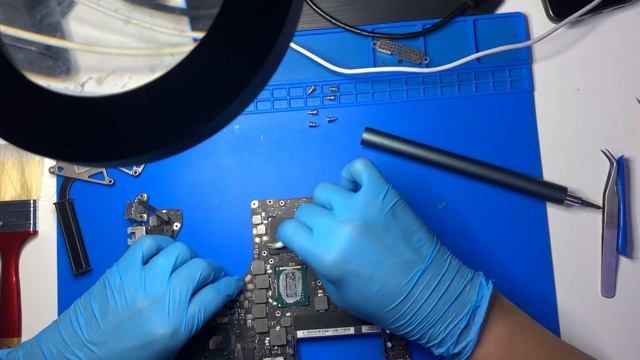 MacBook Pro 15-inch Mid-2012 Teardown and Thermal Paste Application смотреть онлайн