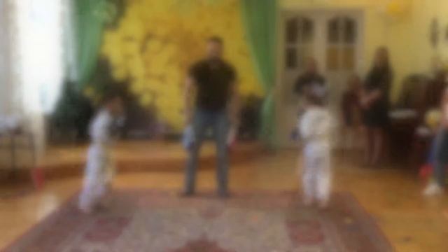 Выступление Тимура Мозымова и Ярослава Варнавина в детском саду №114 смотреть онлайн