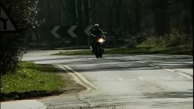 The Honda Hornet vs The Yamaha Fazer Review смотреть онлайн