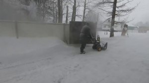 Чистим снег с помощью снегоуборщика CHAMPION ST656