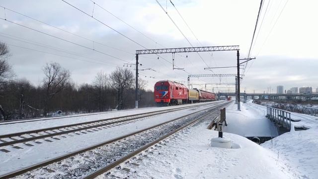 СМ7Н-507 под тягой ТЭП70БС-085 и встречный ЭД4М-0408, пл. Купчино, г.СПб, 11.02.2021г. смотреть онлайн