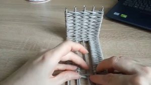 Очень удобная, Подставка под телефон/из газетных трубочек