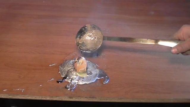 EXPERIMENT Расплавленный металл vs куриное яйцо / Molten metal vs chicken egg смотреть онлайн