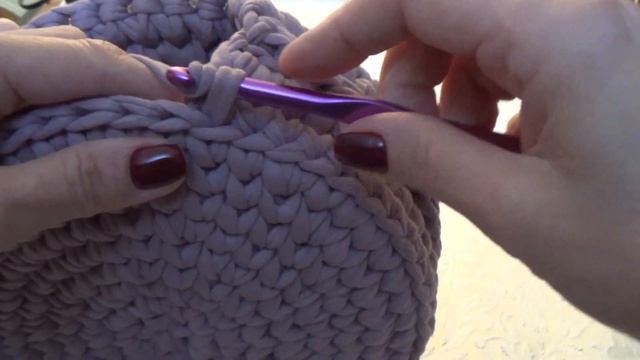 Круглая сумка из трикотажной пряжи /МК31/ смотреть онлайн