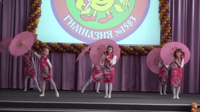 Гимназия 1583 Коллектив Манджари Танец с зонтиками смотреть онлайн