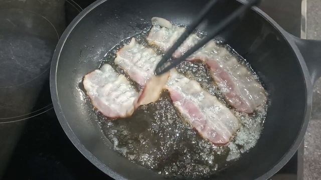 Омлет с беконом! Рецепт омлета с беконом и овощами! Очень вкусно! Идеальный завтрак. Быстрый завтра смотреть онлайн