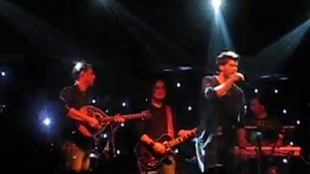 LOUCAS YIORKAS - KANEIS EDO DEN TRAGOUDA..OI MAGKES DEN UPARHOUN PIA смотреть онлайн