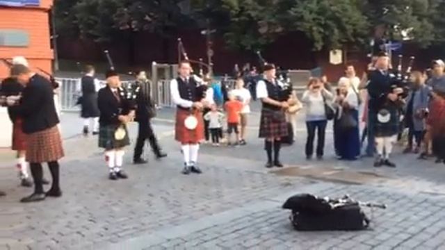 Звучит шотландская волынка в Москве смотреть онлайн