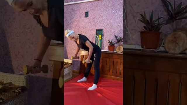 Руки,плечи -тренировка с гантелями .День 9 предновогоднего челленджа смотреть онлайн