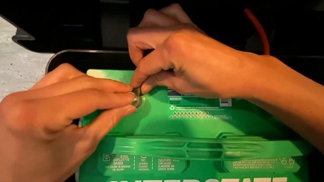 How to Install a 12V Lead Acid Battery into a Newport Smart Battery Box смотреть онлайн