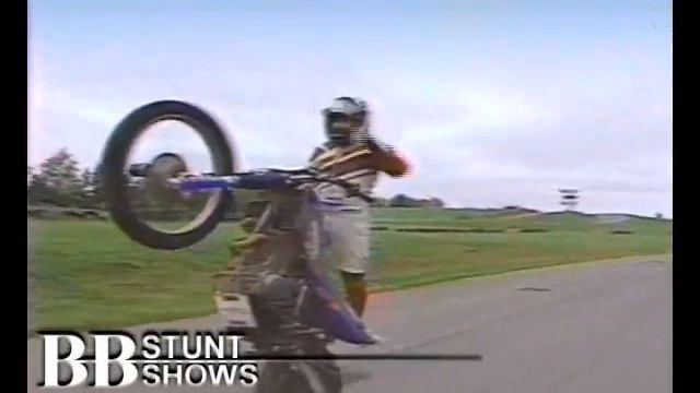 Benoit Bouchard Completes One Full Lap on One Wheel смотреть онлайн