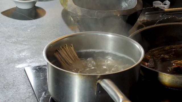 Готовим собу с говядиной и овощами. В гостях Андрей Караченцов. Rossinsky.Секреты вкуса смотреть онлайн