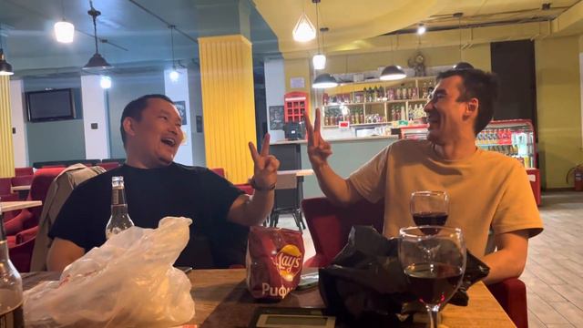 Два пьяных друзей пытаются синхронизировать действие смотреть онлайн