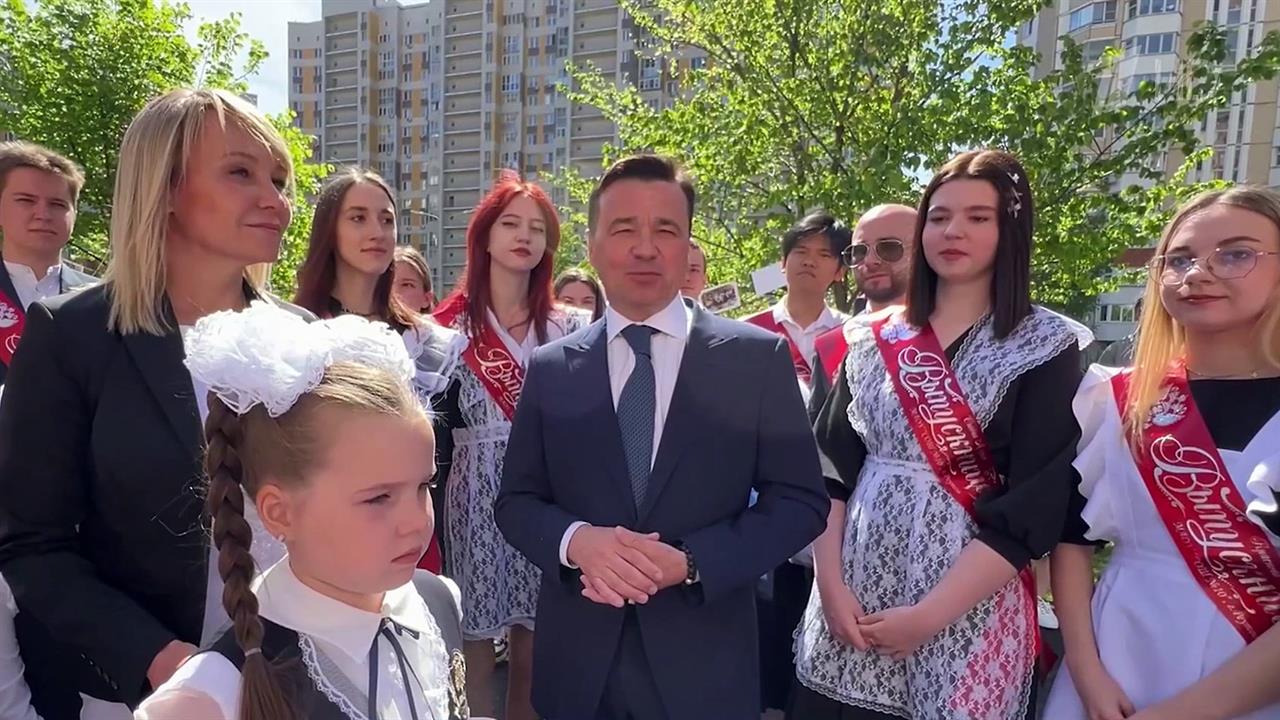 Во многих российских школах прозвенели последние звонки
