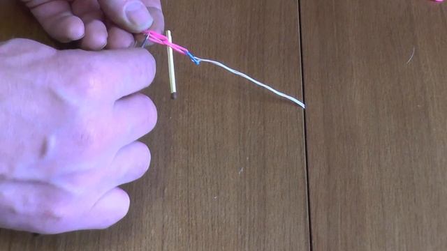 БРАСЛЕТ RAINBOW LOOM самый простой без станка смотреть онлайн