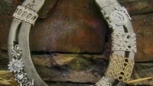 Как повесить подкову правильно на счастье и богатство. Как вешать подкову вверх или вниз?