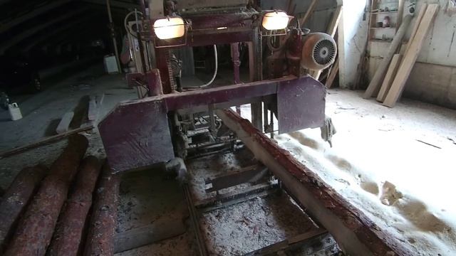 Самодельная ленточная пилорама. Распиловка бревен. смотреть онлайн