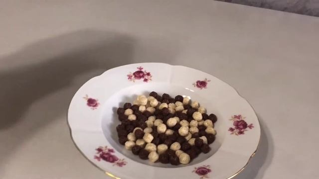 Zombie loves to eat Nesquik balls! Зомби любит кушать шарики Nesquik! смотреть онлайн