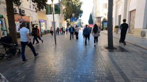 Baku Azerbaijan. Баку - город празднует день республики - 28 Мау. БАКУ. Центр. Бульвар.