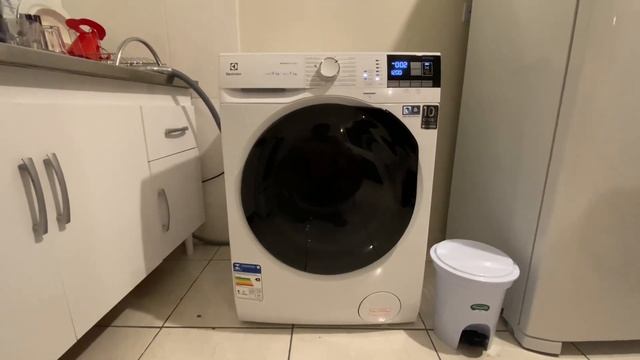Não Compre! - Lava e Seca 11Kg/7Kg Electrolux Branca Perfect Care Inverter Quente/Vapor (LSP11) 127