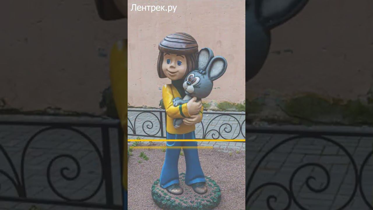 Два дворика с мультяшками в Петербурге
