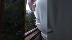 Руслан блюёт с балкона