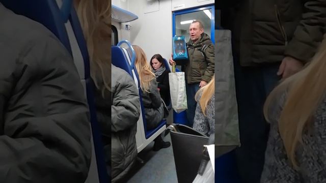 Круто поет в электричке смотреть онлайн