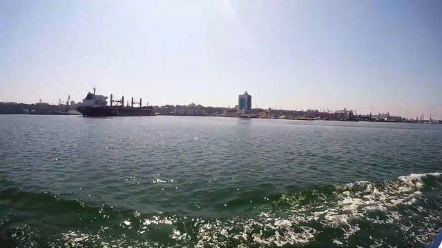 Вход в порт Одесса. Прогулочный катер "Севастополь". Воронцовский маяк. Гостиница "Одесса" смотреть онлайн