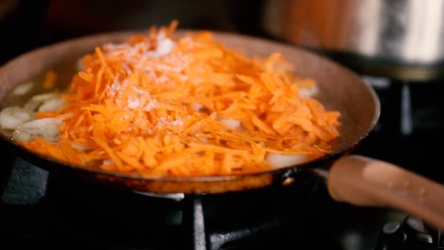 Жареные грибы с картошкой. Простой рецепт из маслят. смотреть онлайн