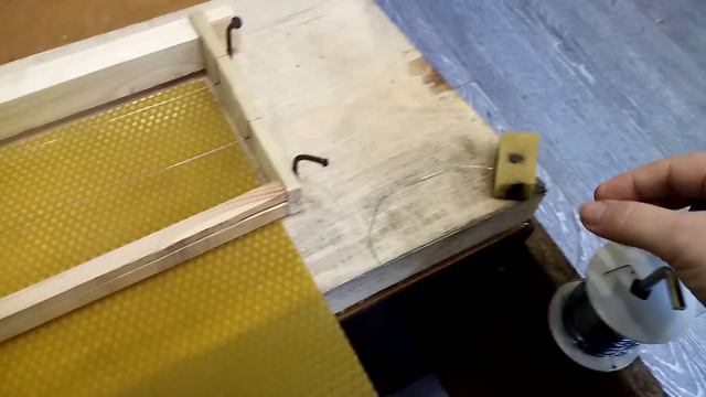 Маленькая хитрость, чтобы пчелы не грызли вощину смотреть онлайн