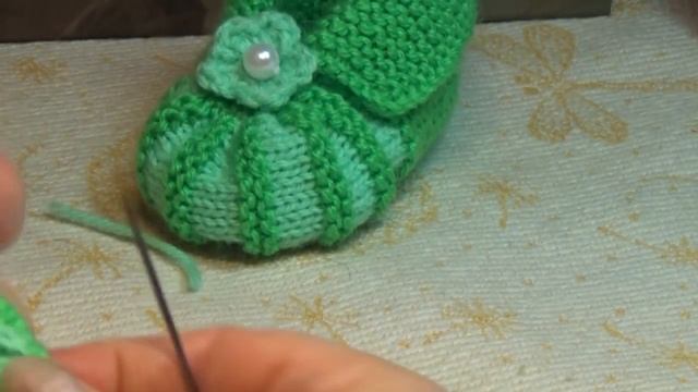 Вязание спицами для начинающих . Пинетки зефирки . Knitting смотреть онлайн