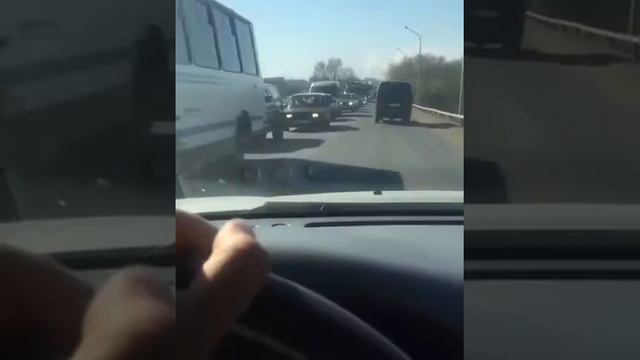 По Успенскому мосту ведутся ремонтные работы, из-за чего возникла пробка, смотреть онлайн