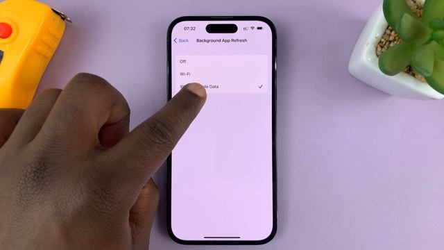 How To Enable/Disable 'Background App Refresh' Over Mobile (Cellular) Data On iPhone смотреть онлайн