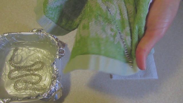 Как быстро ПОЧИСТИТЬ СЕРЕБРО в домашних условиях от черноты. ЛУЧШИЙ СПОСОБ!!! смотреть онлайн