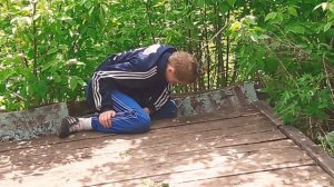 Школьник блюёт  из за пьянки :)