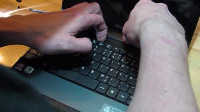 Upgrade Aspire One 522 Disk and Memory - How-To Access смотреть онлайн