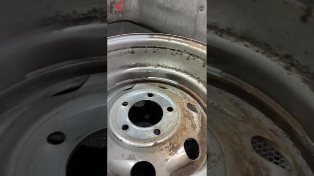 Диск обрабатывается в большой пескоструйной камере смотреть онлайн
