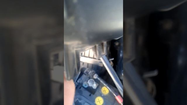 Как открыть крышку бачка тормозной жидкости.Хонда CR-V 2013 год смотреть онлайн