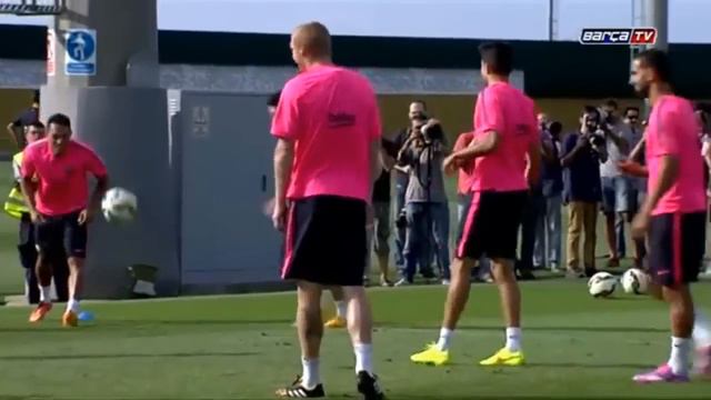 Suarez starts training with Barcelona смотреть онлайн