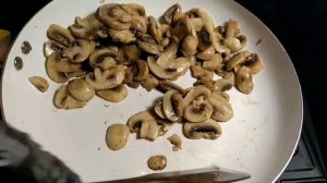 Мясо по французски,в духовке,куриная грудка с грибами,помидорами,в сыре.это вкусно!