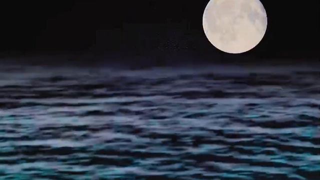 Луна в ночи над волнуюейся водной глади - фон смотреть онлайн