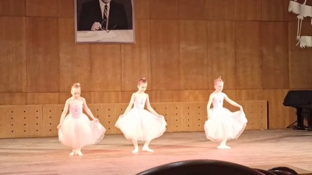Детский танец из балета "Копеллия". смотреть онлайн