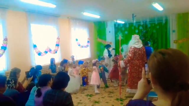 Новогодний утренник в садике 2018 года. (видео для развития детей) смотреть онлайн