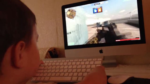 Милый малыш играет в кс смотреть онлайн
