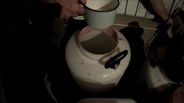 Приготовление вина из вишни в домашних условиях. Часть 2. Удаление мезги и твердых осадков. смотреть онлайн