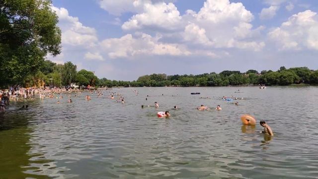 Аномальная жара на Мещерских прудах. Толпы отдыхающих. смотреть онлайн