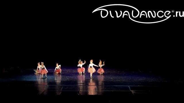 Стилизованная детская тарантелла, групповой детский танец со скакалкой на большой сцене смотреть онлайн