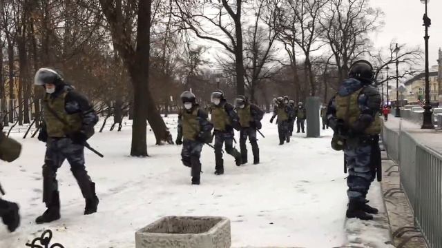 Правоохранители на Сенатской площади смотреть онлайн