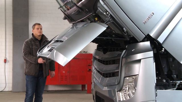 Mercedes-Benz Actros Tutorials - How to tilt the cab смотреть онлайн