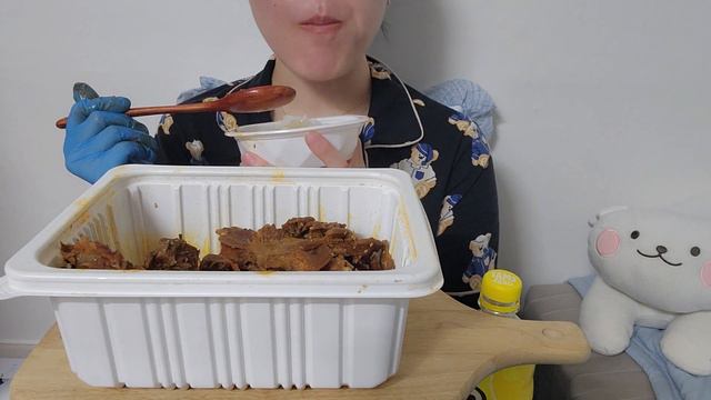 [먹방브이로그] 너가 요즘 핫하다며..?(탕후루/브레드푸딩/돼지꼬리찜/등뼈구이/후토마키/충무김밥) смотреть онлайн